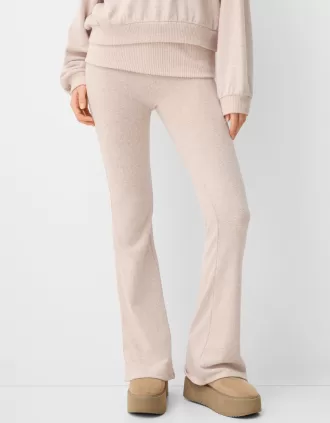 Pantalón acampanado de tacto suave con cintura doblada