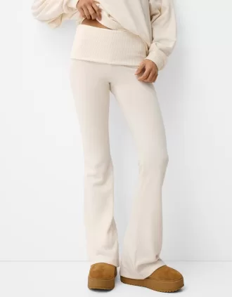 Pantalón acampanado de tacto suave con cintura doblada Pantalón acampanado de tacto suave con cintura doblada