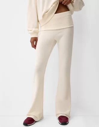 Pantalón acampanado de tacto suave con cintura doblada