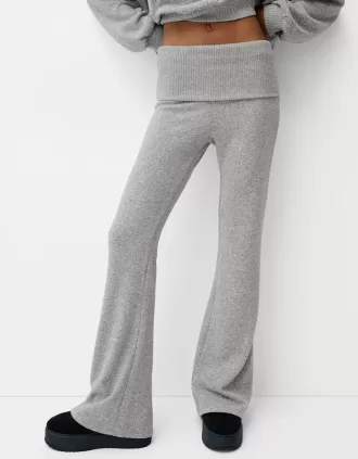 Pantalón acampanado de tacto suave con cintura doblada