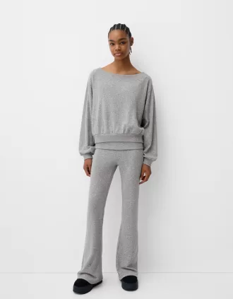 Pantalón acampanado de tacto suave con cintura doblada