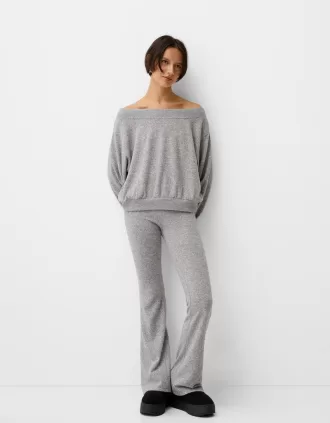 Pantalón acampanado de tacto suave con cintura doblada