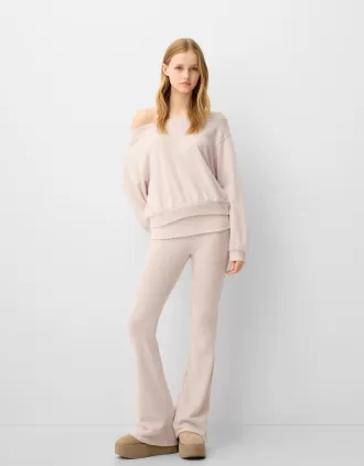 Pantalón acampanado de tacto suave con cintura doblada