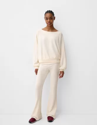 Pantalón acampanado de tacto suave con cintura doblada