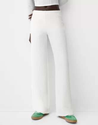 Pantalón ancho con relieve