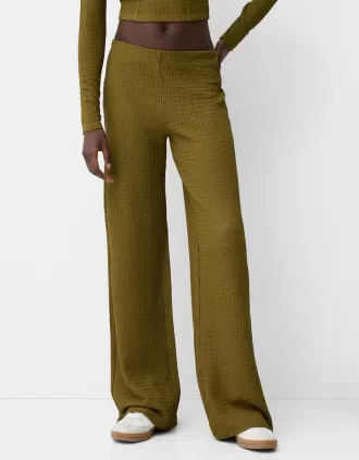 Pantalón ancho con relieve