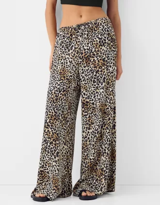 Pantalón ancho de satén con estampado animal