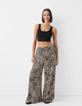 Pantalón ancho de satén con estampado animal