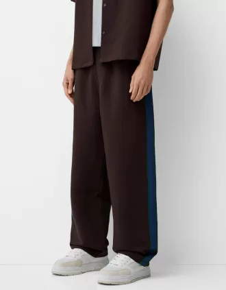 Pantalón baggy con rayas laterales