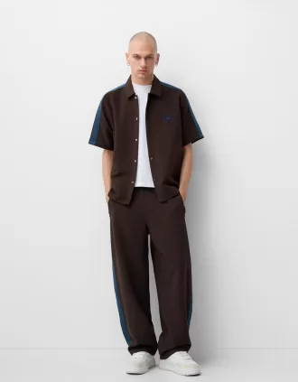 Pantalón baggy con rayas laterales