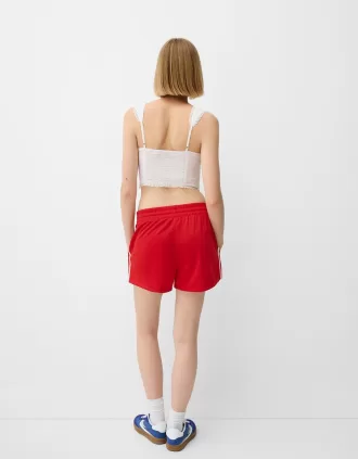 Pantalón corto retro con raya lateral