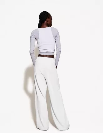 Pantalón de felpa con costuras laterales.