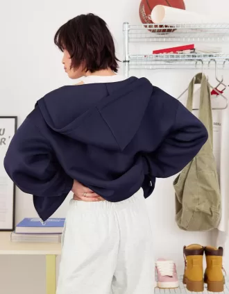 Pantalón de felpa con costuras laterales.
