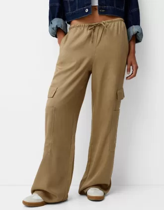 Pantalón fluido con bolsillo lateral
