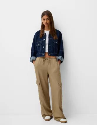 Pantalón fluido con bolsillo lateral