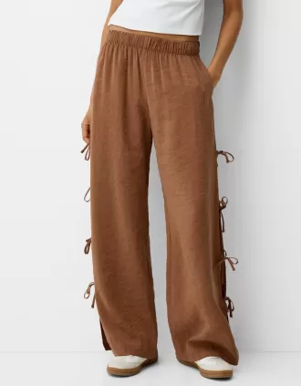 Pantalón fluido con lazos laterales