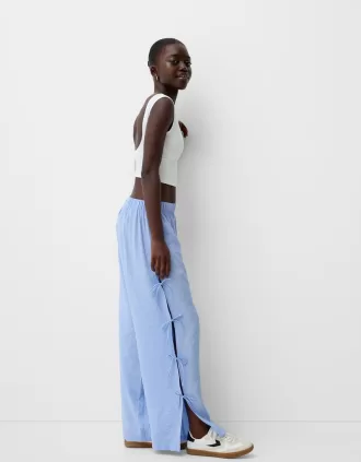 Pantalón fluido con lazos laterales