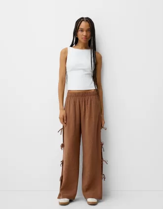 Pantalón fluido con lazos laterales