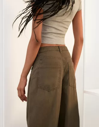 Pantalón fluido con pinzas