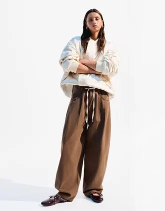 Pantalón fluido con pinzas