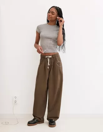 Pantalón fluido con pinzas