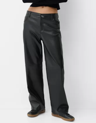 Pantalón recto efecto piel