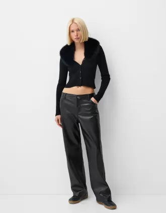 Pantalón recto efecto piel