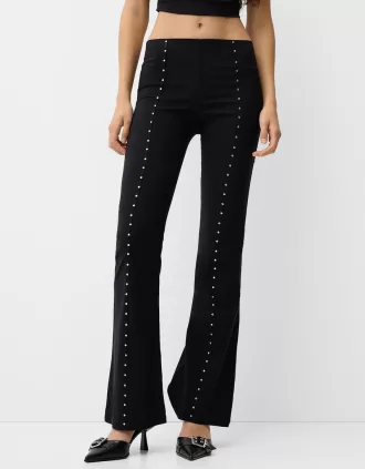 Pantalones acampanados con tachuelas