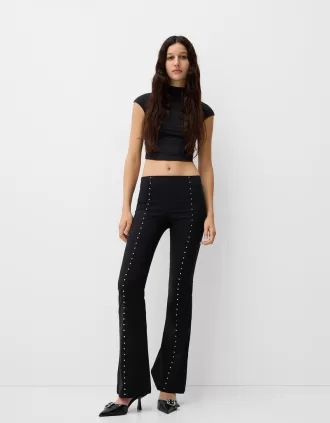 Pantalones acampanados con tachuelas