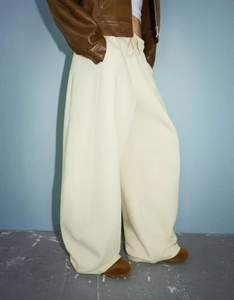 Pantalones tipo sudadera de material tipo barril