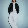 Pantalones tipo sudadera de material tipo barril