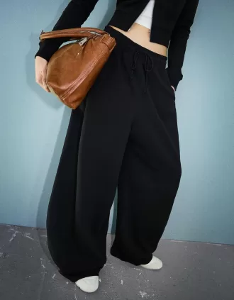 Pantalones tipo sudadera de material tipo barril