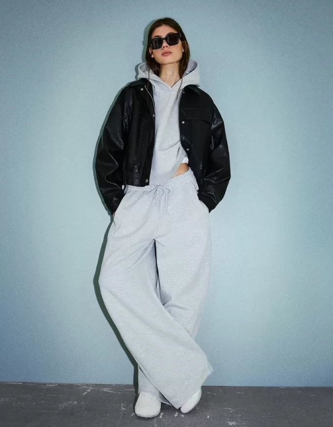 Pantalones tipo sudadera de material tipo barril