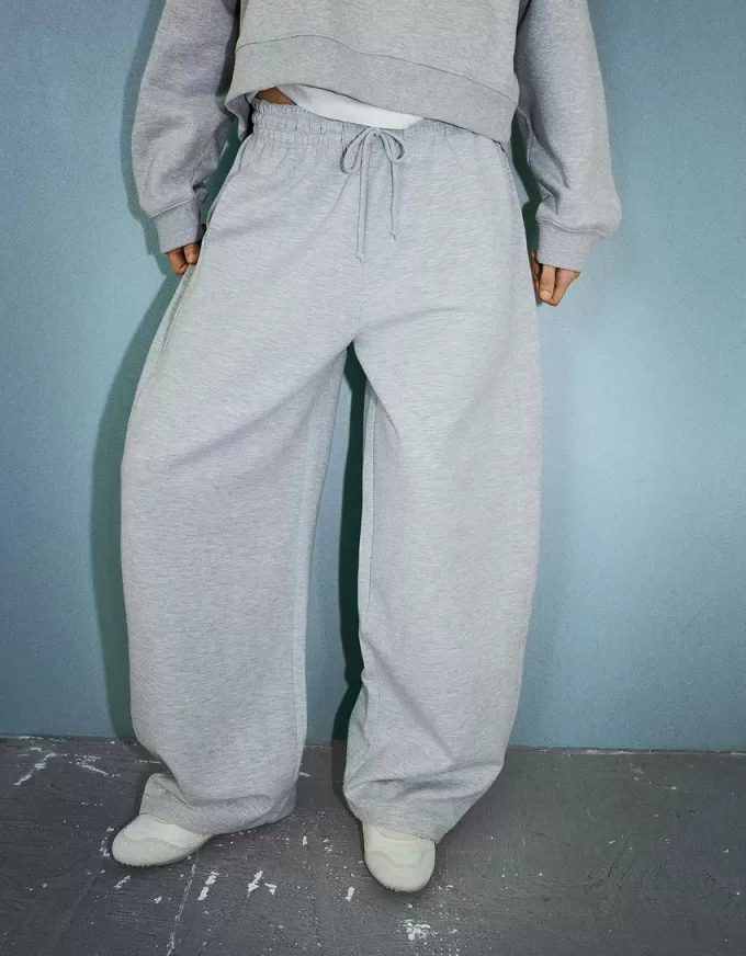 Pantalones tipo sudadera de material tipo barril