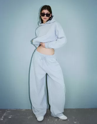 Pantalones tipo sudadera de material tipo barril