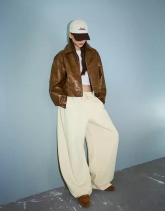 Pantalones tipo sudadera de material tipo barril