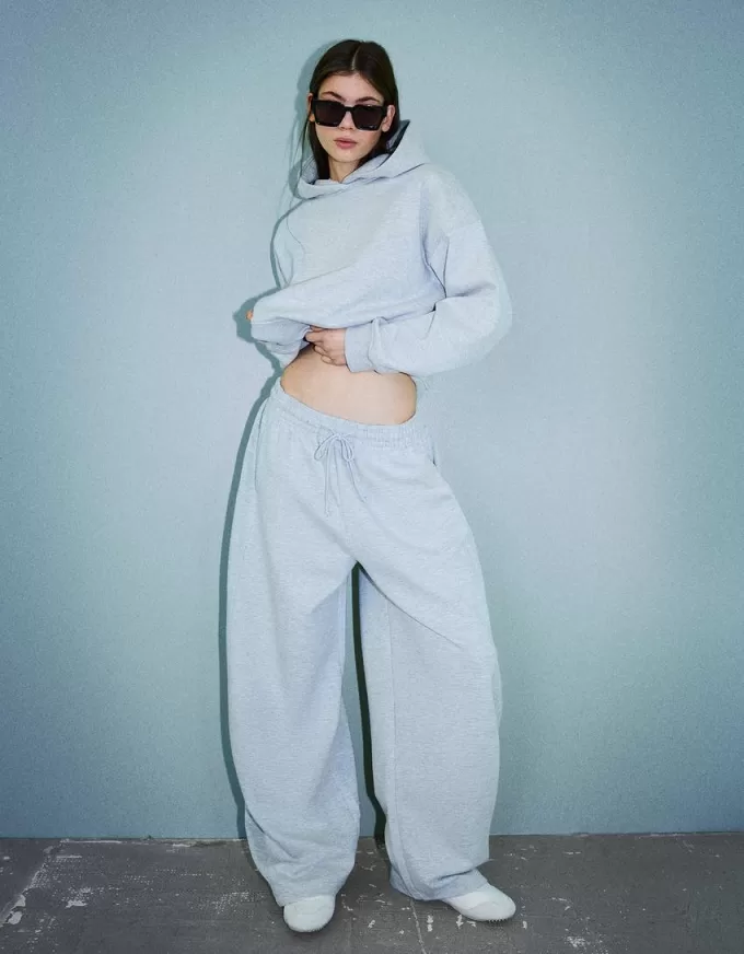 Pantalones tipo sudadera de material tipo barril