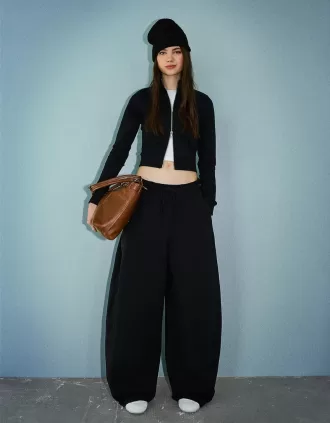 Pantalones tipo sudadera de material tipo barril