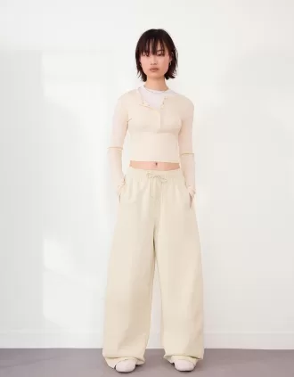 Pantalones tipo sudadera de material tipo barril
