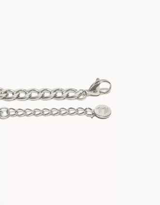 Pulsera de acero con placa.