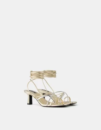 Sandalias con tacón gatito y cordones