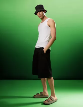 Sandalias de hombre engomadas con hebillas.