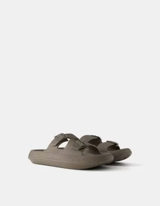 Sandalias de hombre engomadas con hebillas.