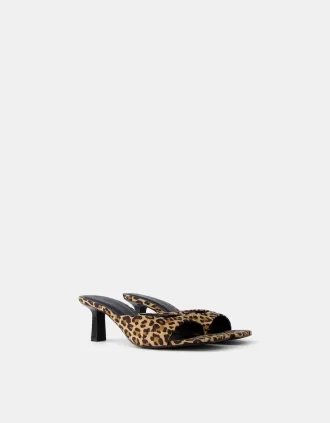 Sandalias de tacón con estampado animal