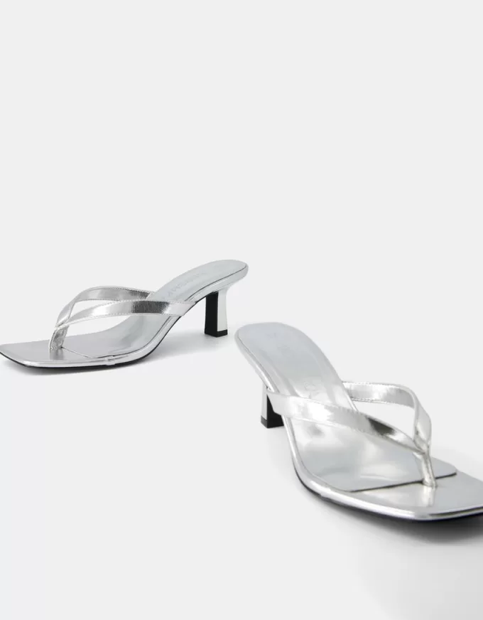 Sandalias metalizadas con tacón gatito Sandalias metalizadas con tacón gatito