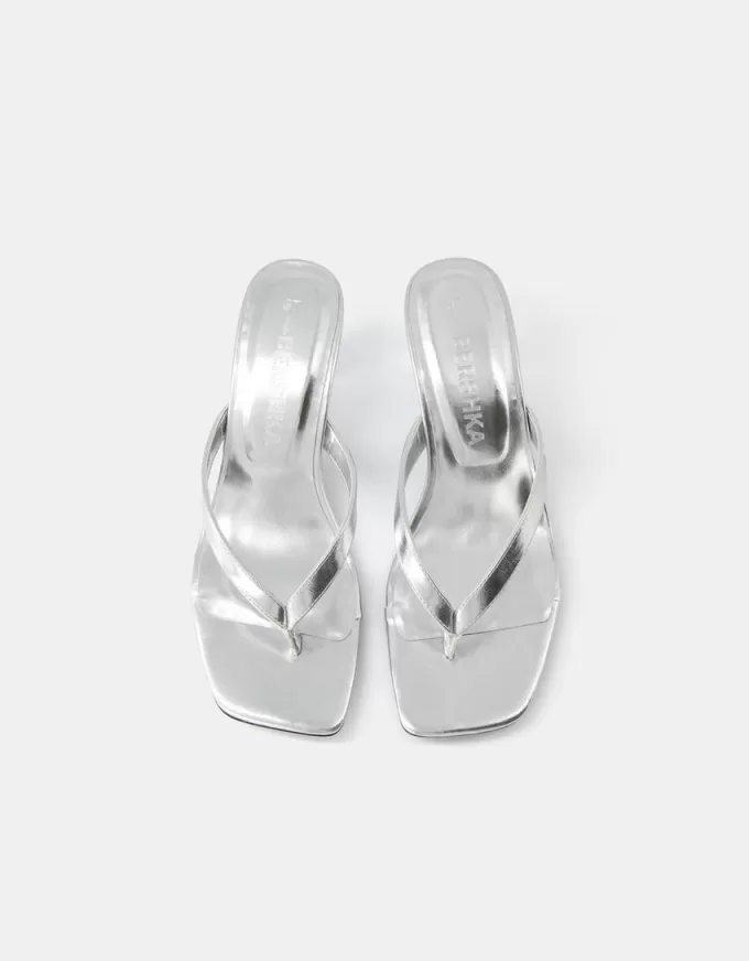 Sandalias metalizadas con tacón gatito Sandalias metalizadas con tacón gatito
