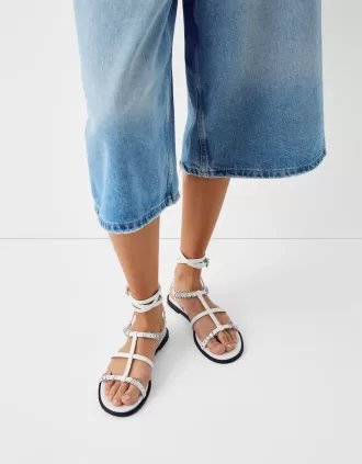Sandalias planas con detalle de anilla.