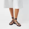 Sandalias planas con detalle de anilla. Sandalias planas con detalle de anilla.