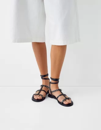 Sandalias planas con detalle de anilla.