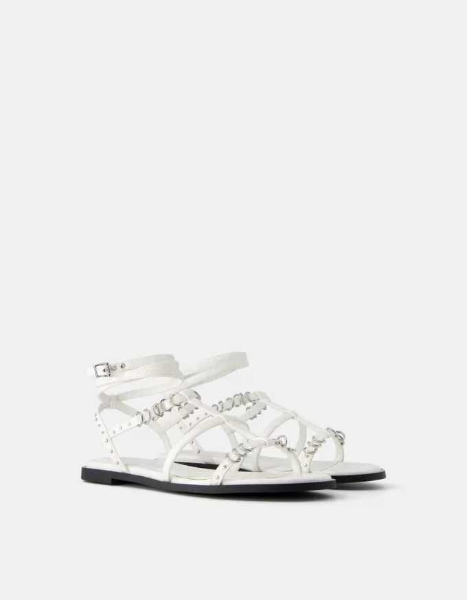 Sandalias planas con detalle de anilla.